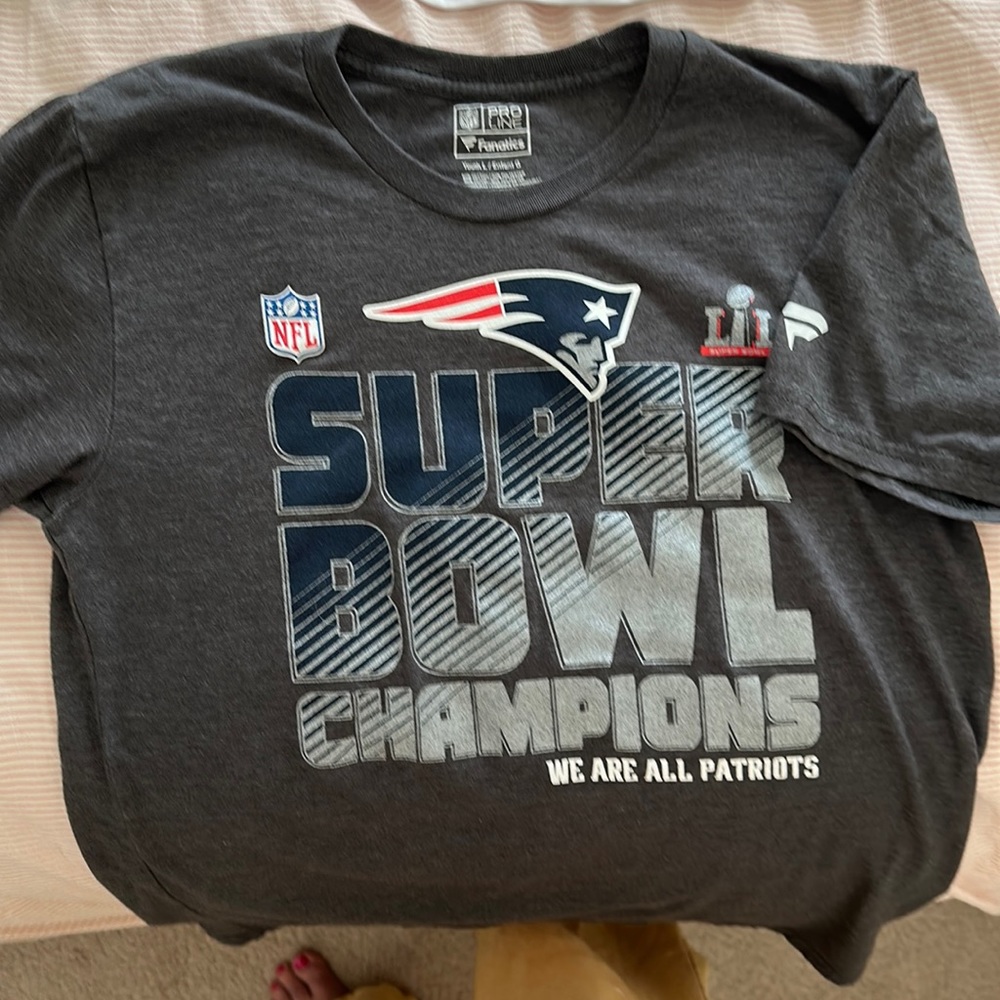 New Patriots T for boys size L